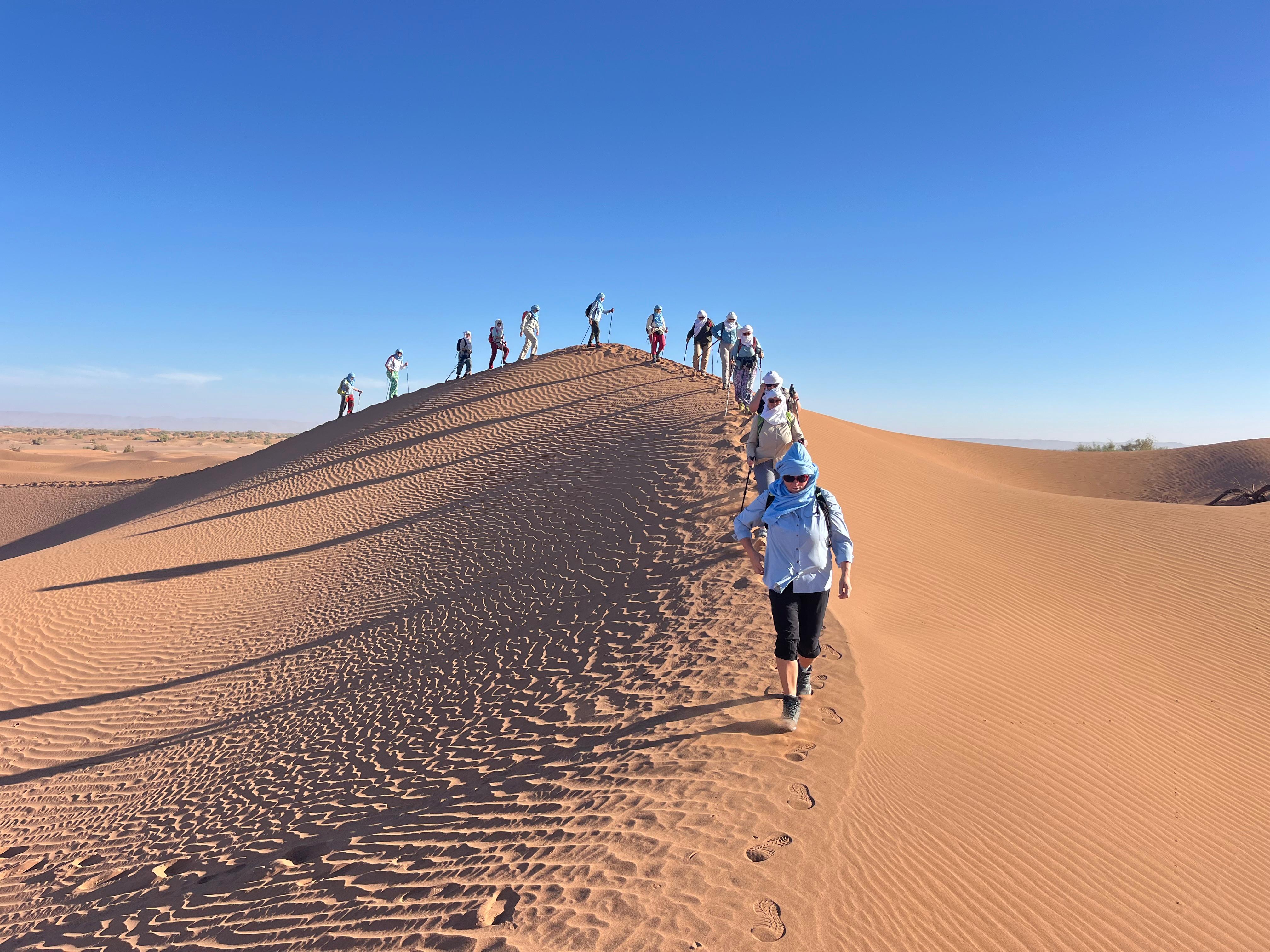 Trekkinggruppe beim Wüstenwandern in Marokko